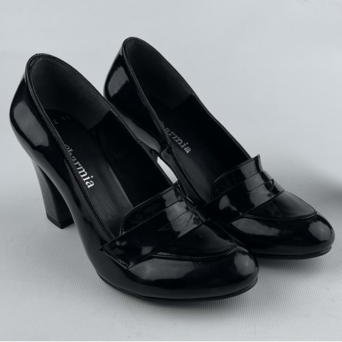Siyah Rugan Kadın Topuklu Ayakkabı